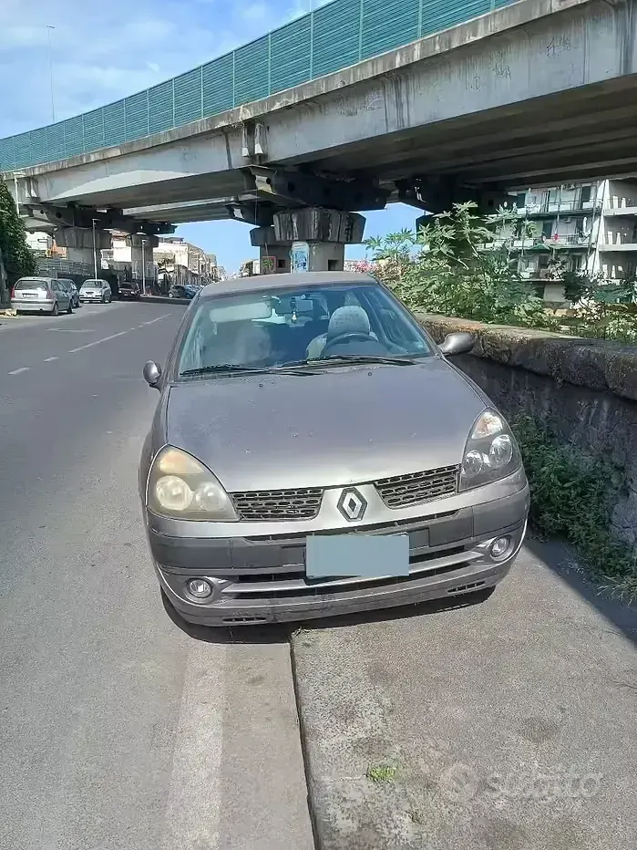 Usata Renault Clio II 65 CV (47 kW) 2001 Grigio Berlina