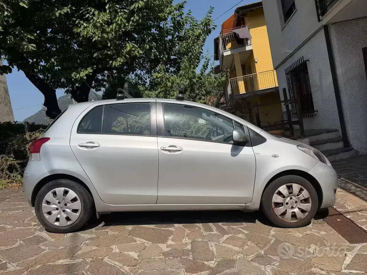 Usata Toyota Yaris 100 CV (73 kW) 2009 Grigio Utilitaria