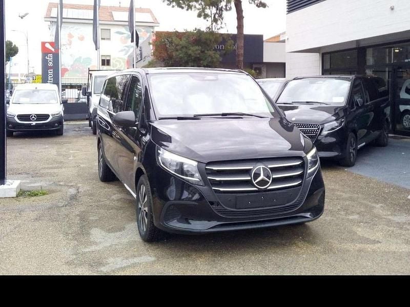 Nuova Mercedes Vito 190 CV (139 kW) 2026 Nero ossidiana Furgone
