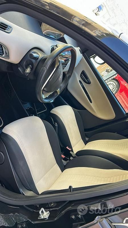 Usata Lancia Ypsilon 69 CV (50 kW) 2012 Nero Utilitaria