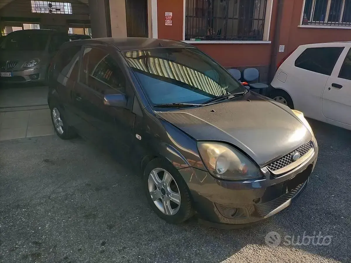 Usata Ford Fiesta Ghia 75 CV (55 kW) 2008 Grigio Utilitaria