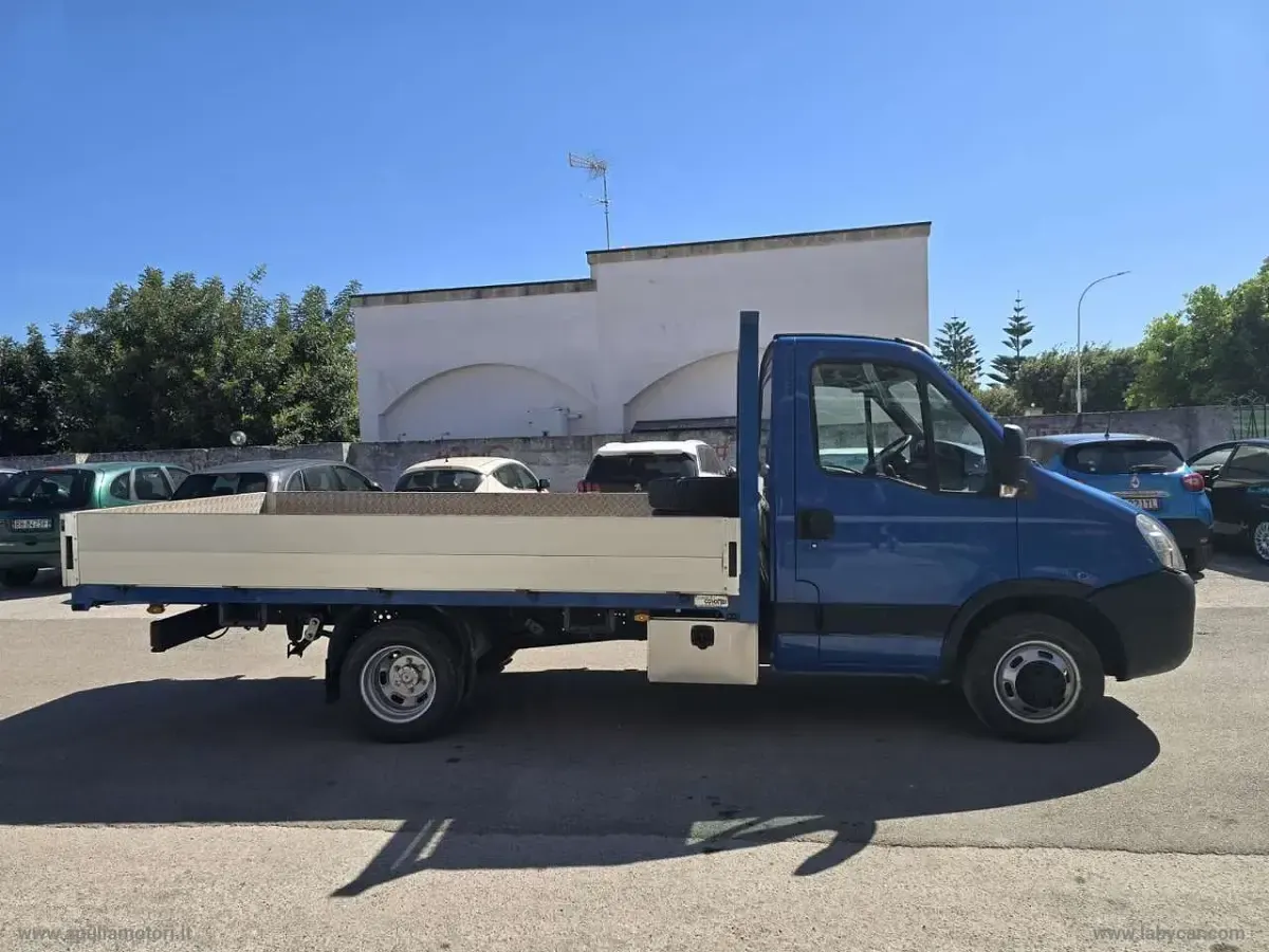 Usata Iveco Daily 145 CV (106 kW) 2009 Blu/azzurro Furgone