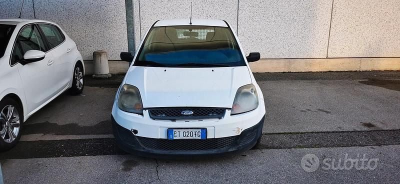 Usata Ford Fiesta 67 CV (49 kW) 2006 Bianco Utilitaria