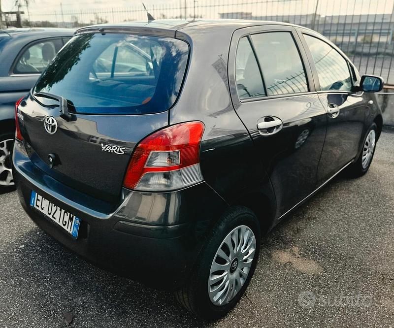 Usata Toyota Yaris Sol 101 CV (74 kW) 2010 Nero Utilitaria