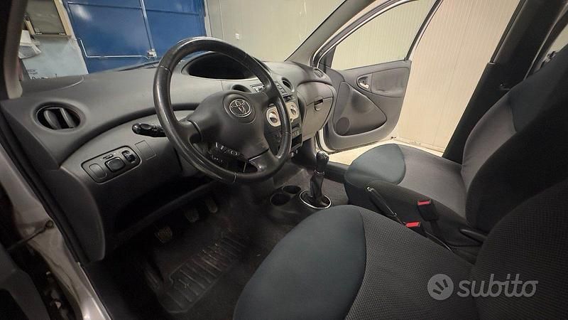 Usata Toyota Yaris 87 CV (63 kW) 2005 Grigio Utilitaria