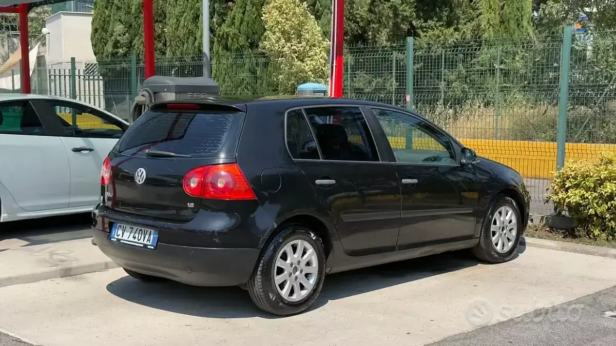 Usata VW Golf IV Comfortline 102 CV (75 kW) 2005 Nero Utilitaria