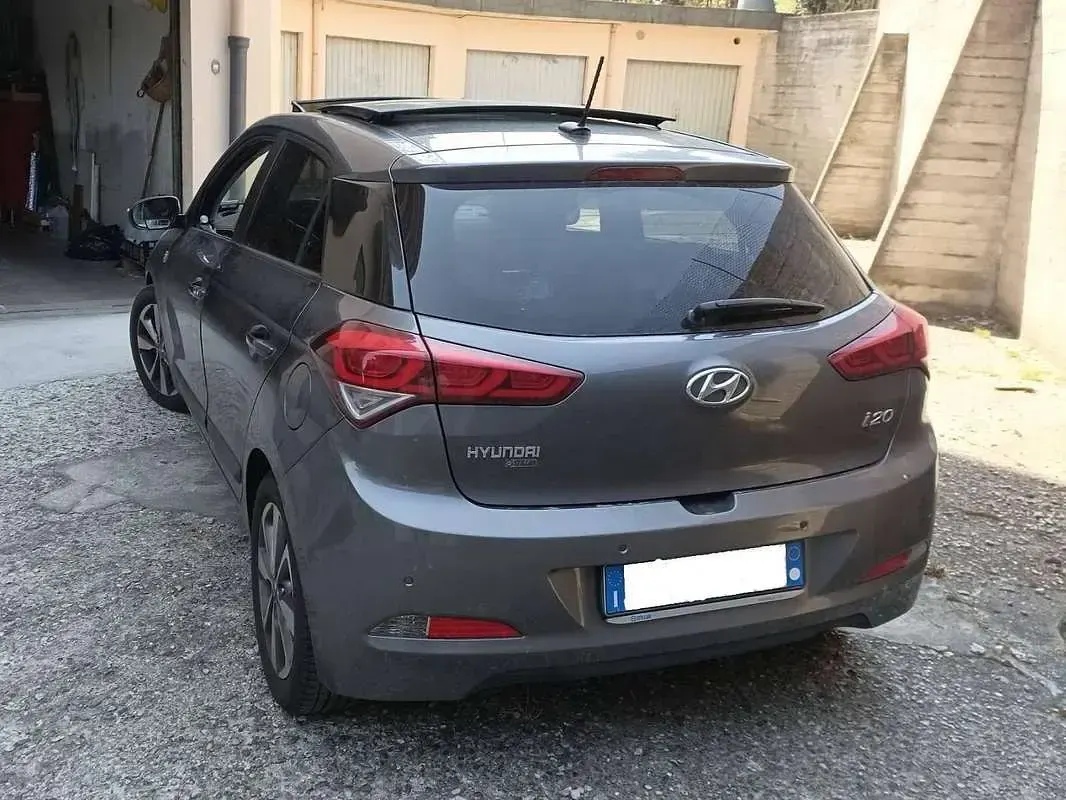 Usata Hyundai i20 Comfort 75 CV (55 kW) 2015 Grigio Berlina
