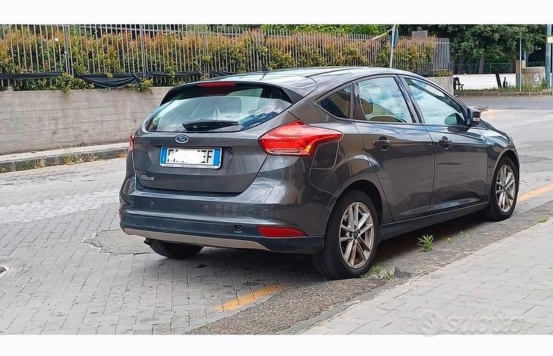 Begagnad Ford Focus 120 HK (88 kW) 2015 Grå Sedan