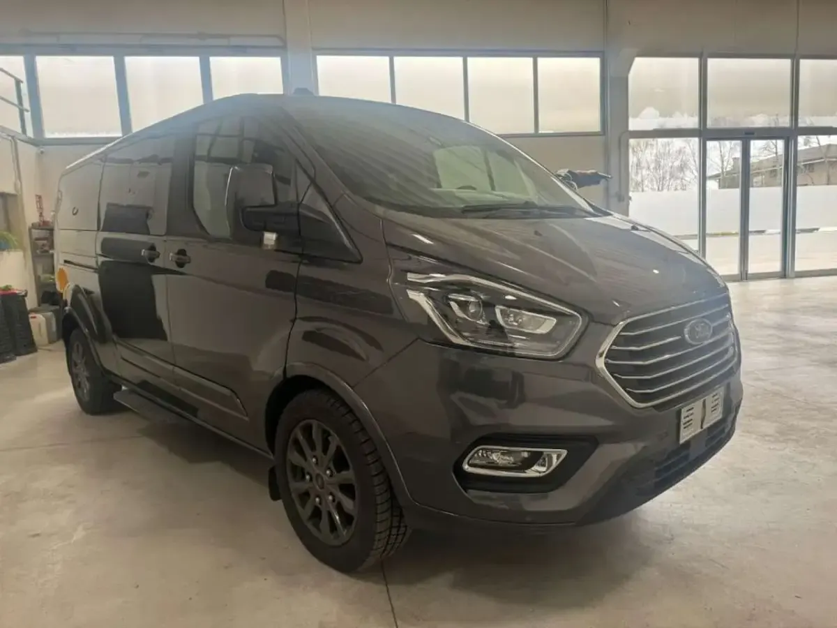 Usata Ford Tourneo Custom Titanium 150 CV (110 kW) 2022 Grigio scuro Furgone