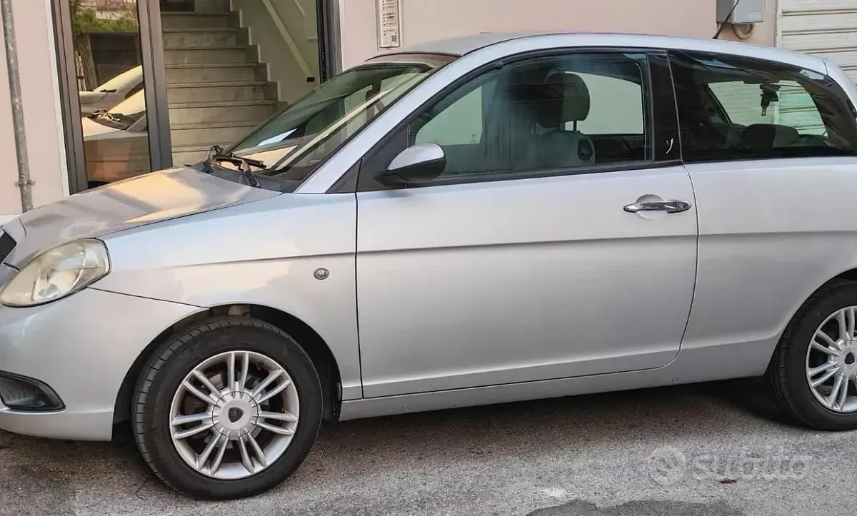 Usata Lancia Ypsilon 90 CV (66 kW) 2008 Grigio Utilitaria