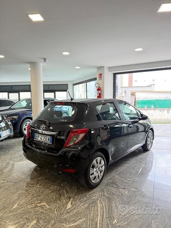 Usata Toyota Yaris Active 69 CV (50 kW) 2012 Nero Utilitaria