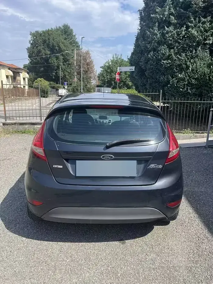Usata Ford Fiesta 90 CV (66 kW) 2009 Grigio Utilitaria
