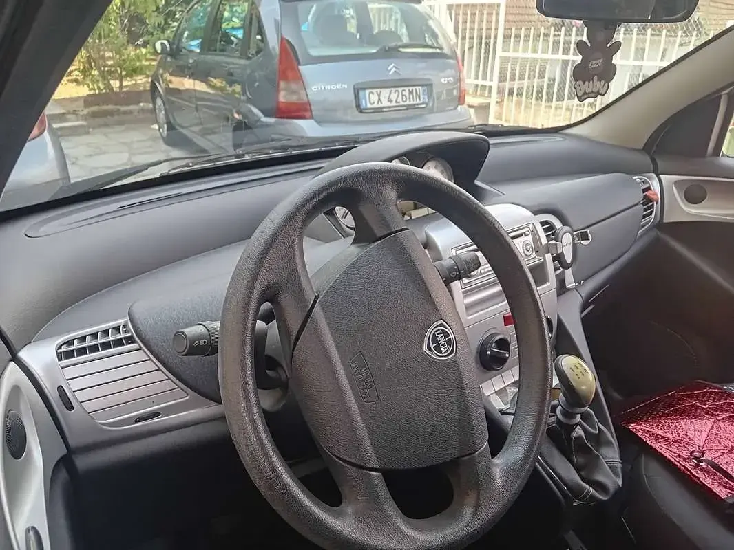 Usata Lancia Ypsilon 60 CV (44 kW) 2011 Bianco Utilitaria