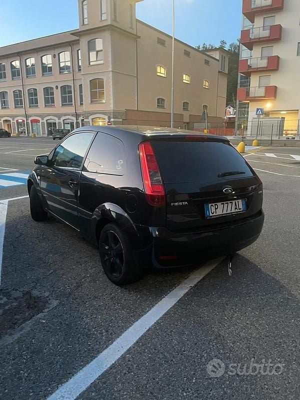 Usata Ford Fiesta 68 CV (50 kW) 2005 Nero Utilitaria