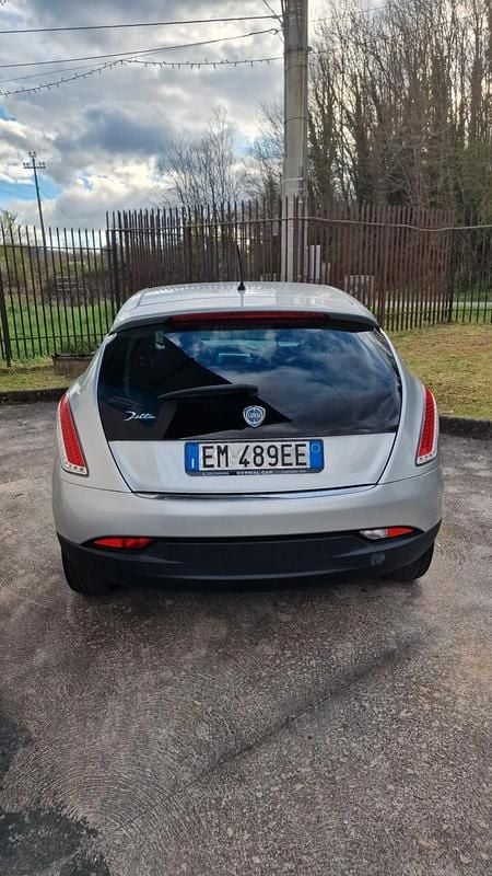 Usata Lancia Delta 120 CV (88 kW) 2012 Argento Utilitaria