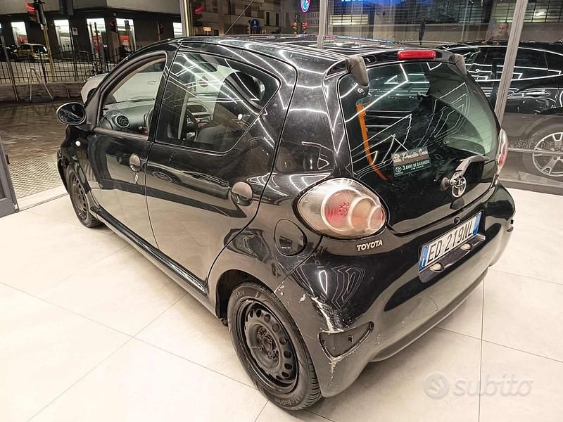 Usata Toyota Aygo 68 CV (50 kW) 2010 Nero Utilitaria