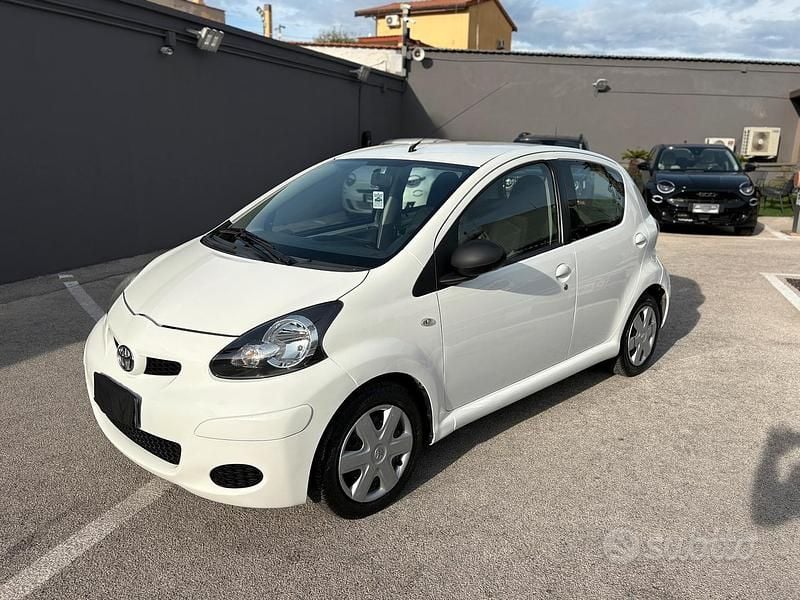 Usata Toyota Aygo Connect Style 68 CV (50 kW) 2012 Bianco Utilitaria