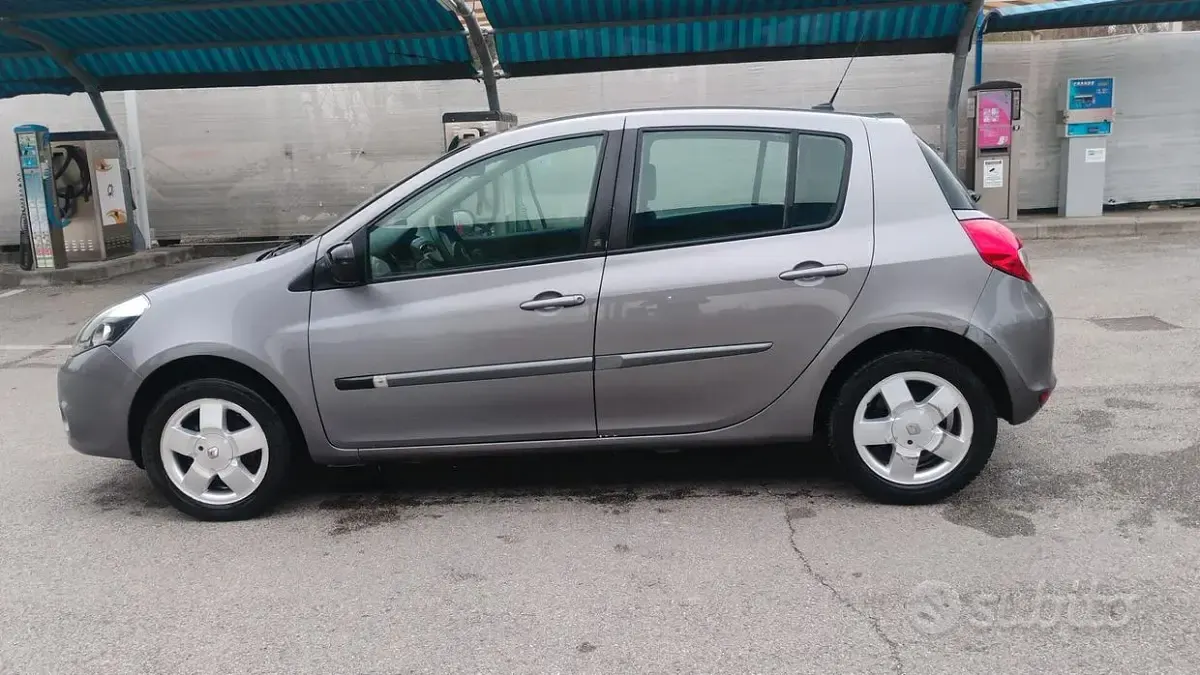 Usata Renault Clio II Dynamique 75 CV (55 kW) 2011 Grigio Berlina