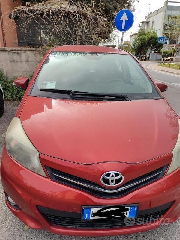 Usata Toyota Yaris 90 CV (66 kW) 2013 Rosso Berlina