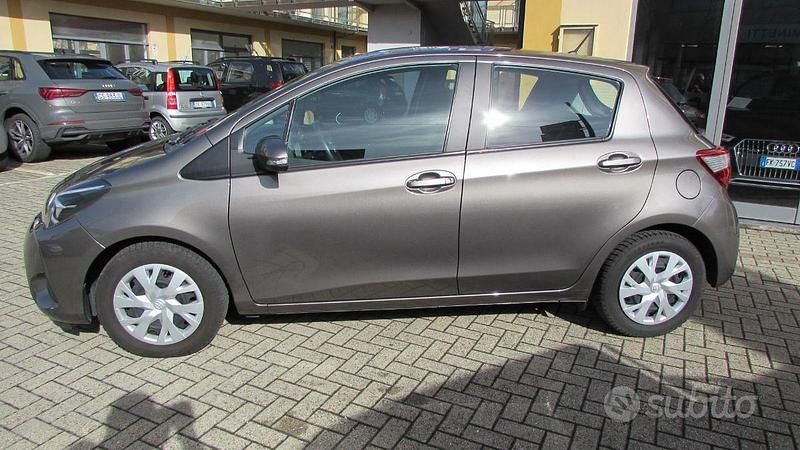 Usata Toyota Yaris Business Edition 69 CV (50 kW) 2017 Grigio Berlina
