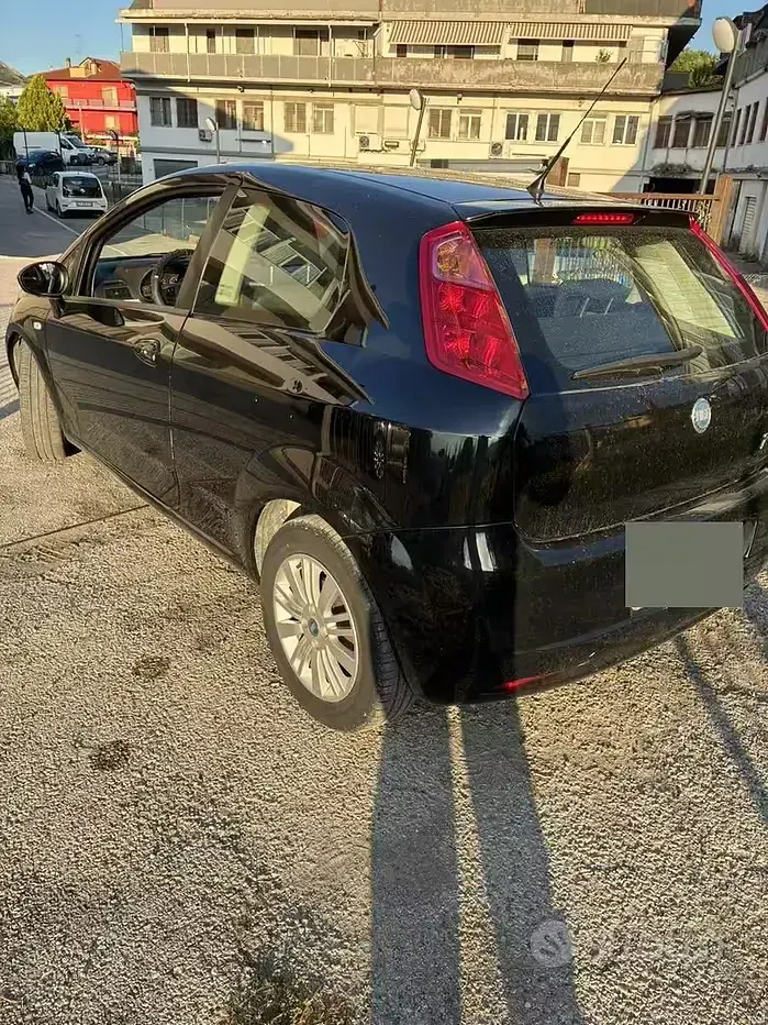 Usata Fiat Grande Punto 90 CV (66 kW) 2006 Viola Utilitaria