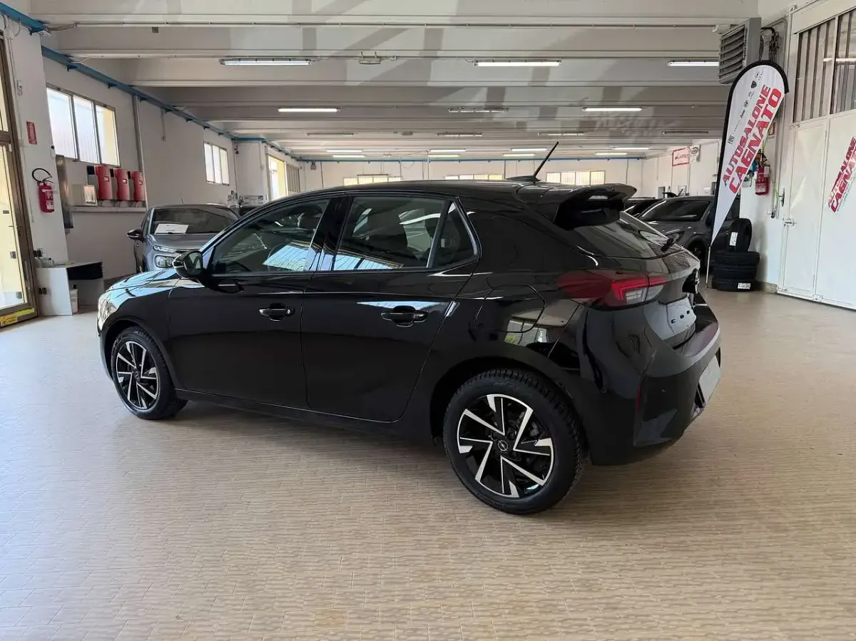 Usata Opel Corsa 101 CV (74 kW) 2025 Nero metalizzato Utilitaria