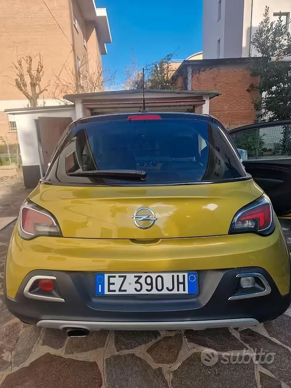 Usata Opel Adam Rocks Rocks 102 CV (75 kW) 2015 Giallo Utilitaria
