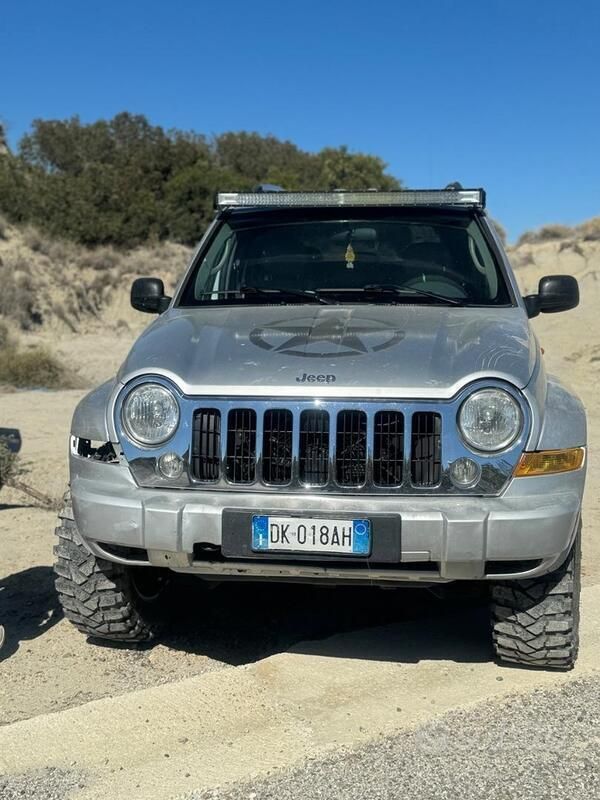 Grigio Usata 2007 Jeep Cherokee SUV | 6500 € (Molto cara) - Immagine 1/3