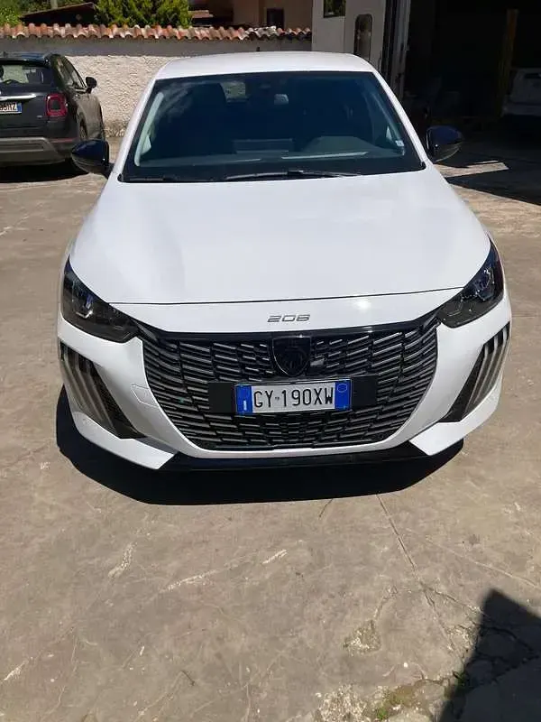 Usata Peugeot 208 Allure 101 CV (74 kW) 2025 Bianco Utilitaria