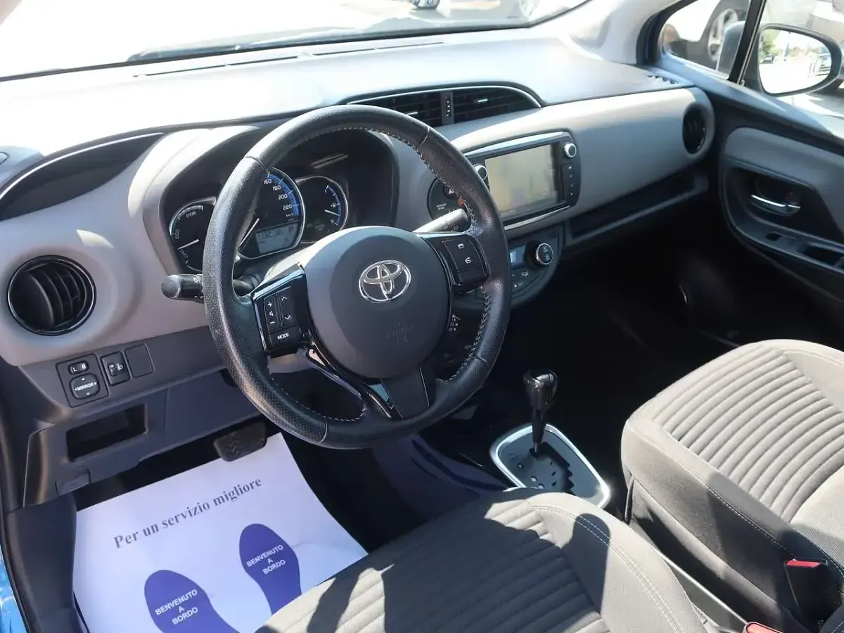 Usata Toyota Yaris Hybrid Style 73 CV (53 kW) 2018 Blu/azzurro Berlina