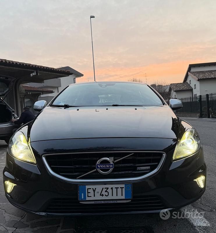 Usata Volvo V40 R-Design Kinetic 114 CV (83 kW) 2015 Nero Berlina