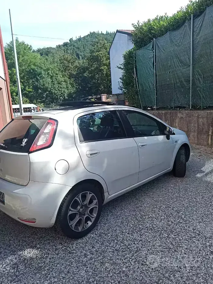Usata Fiat Grande Punto 77 CV (56 kW) 2012 Bianco Utilitaria