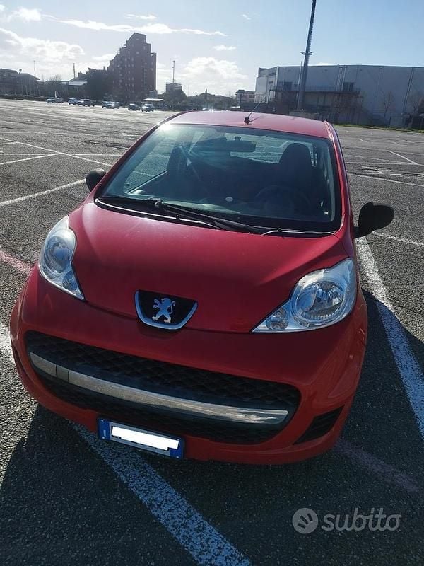 Usata Peugeot 107 Access 68 CV (50 kW) 2011 Rosso Utilitaria