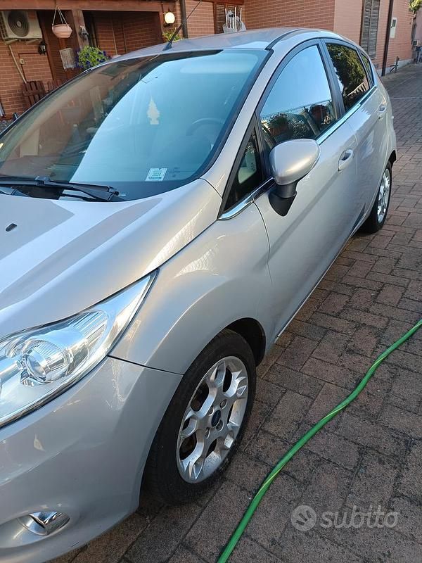 Usata Ford Fiesta 80 CV (58 kW) 2012 Grigio Utilitaria