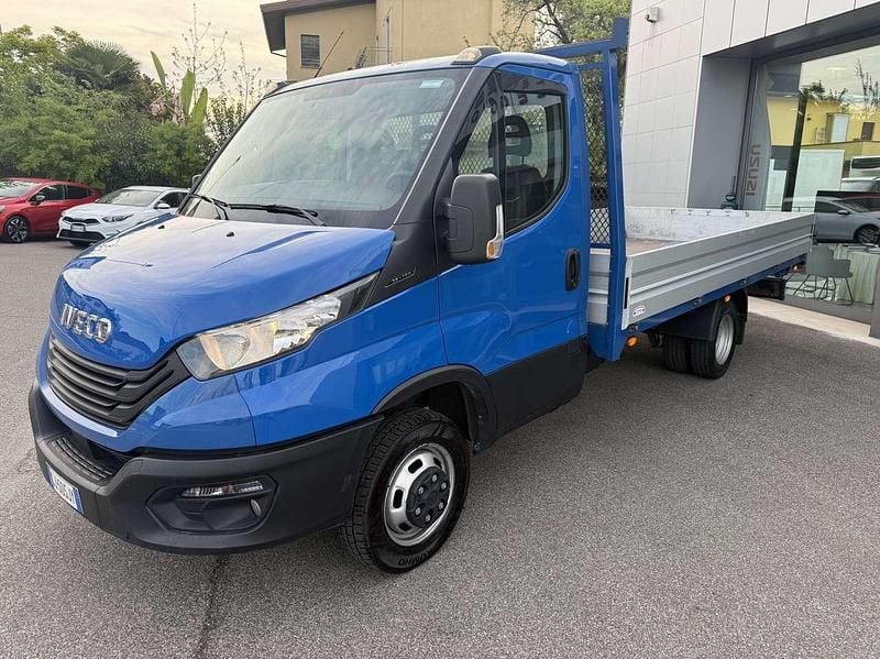 Usata Iveco Daily 116 CV (85 kW) 2022 Blu/azzurro Furgone