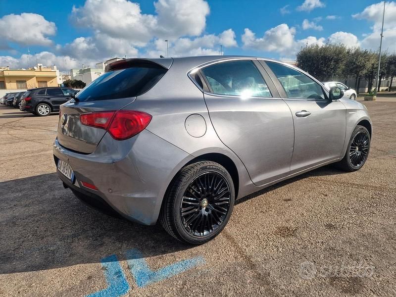 Grigio Usata 2012 Alfa Romeo Giulietta Distinctive Tre volumi | 4900 € (Super prezzo) - Immagine 1/4