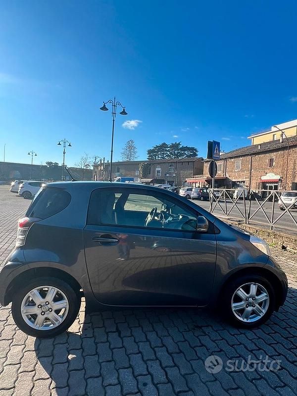 Gebraucht Toyota iQ 68 PS (50 kW) 2012 Grau Kleinwagen