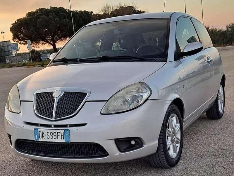 Usata Lancia Ypsilon 75 CV (55 kW) 2007 Argento Utilitaria