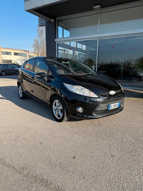 Usata Ford Fiesta Titanium 92 CV (67 kW) 2010 Nero Utilitaria