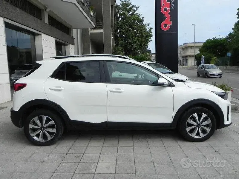 Usata Kia Stonic Style 84 CV (61 kW) 2024 Bianco SUV