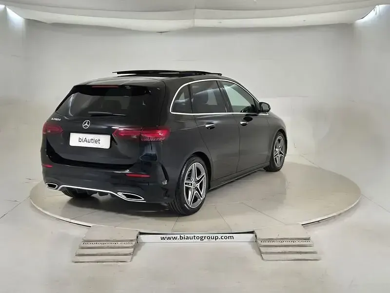 Usata Mercedes 200 AMG Line Premium Plus 150 CV (110 kW) 2023 Nero Monovolume