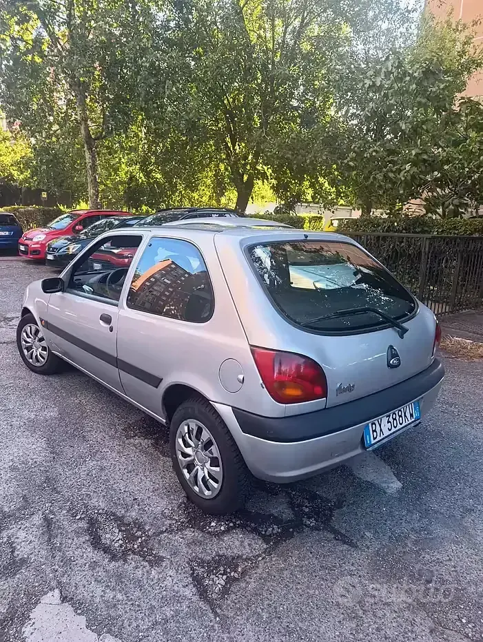 Usata Ford Fiesta 75 CV (55 kW) 2002 Grigio Utilitaria