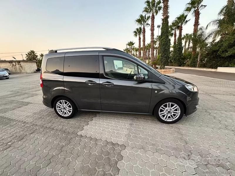 Usata Ford Tourneo Courier 101 CV (74 kW) 2018 Grigio Monovolume