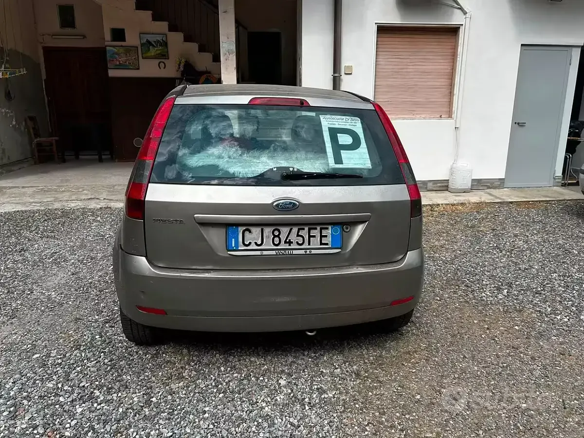 Usata Ford Fiesta 64 CV (47 kW) 2003 Utilitaria