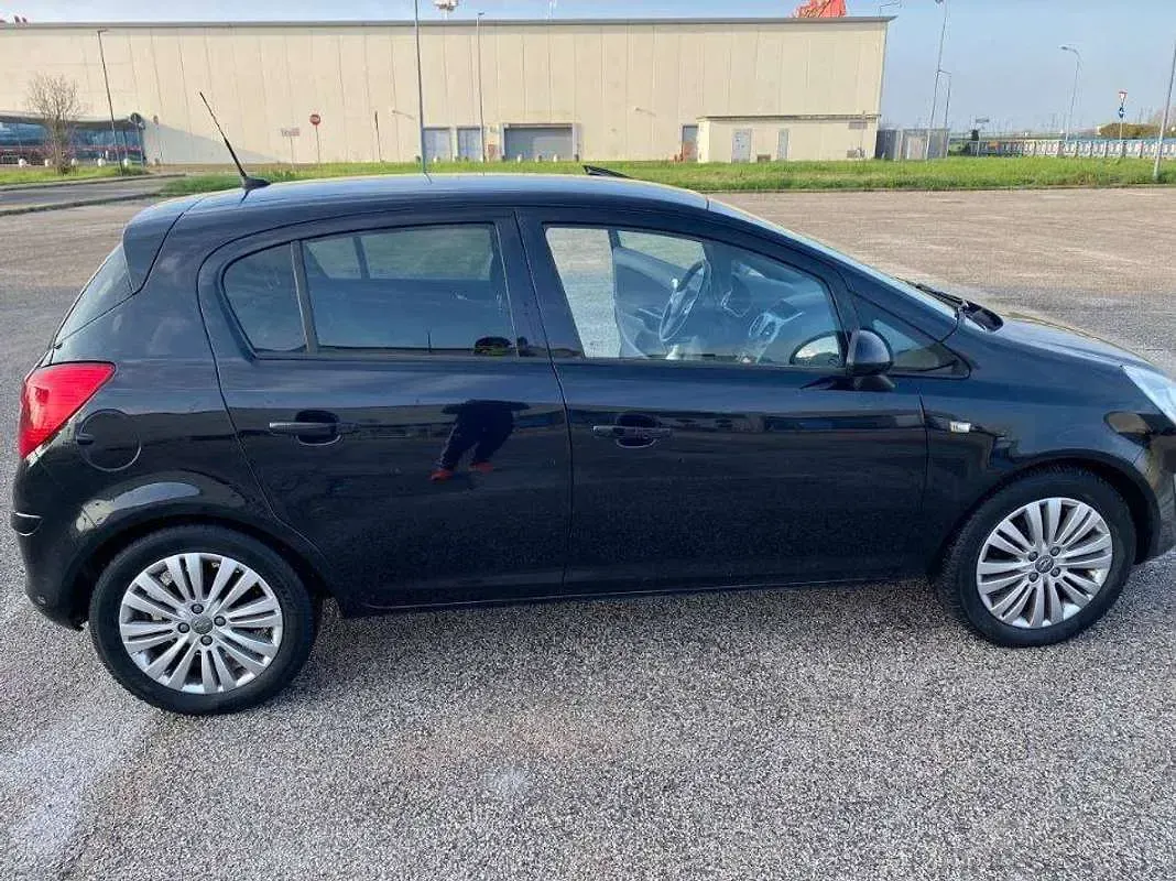 Usata Opel Corsa Edition 95 CV (69 kW) 2011 Nero Utilitaria
