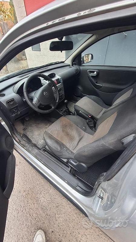 Usata Opel Corsa 69 CV (50 kW) 2005 Grigio Utilitaria