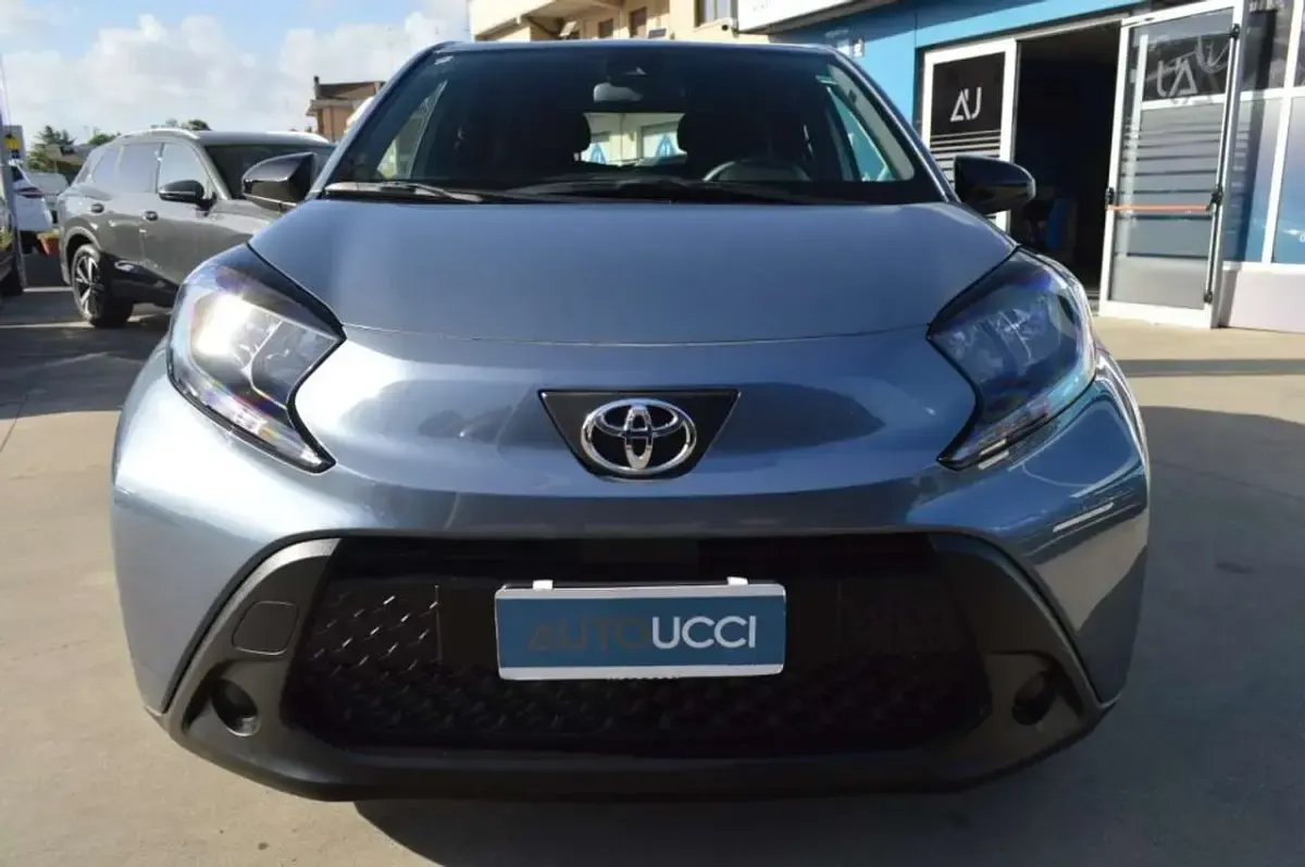 Usata Toyota Aygo X Active 72 CV (52 kW) 2025 Celestial gray SUV