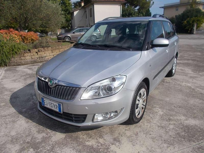 Grigio Usata 2011 Skoda Fabia Ambition Utilitaria | 2500 € (Buon prezzo) - Immagine 1/4