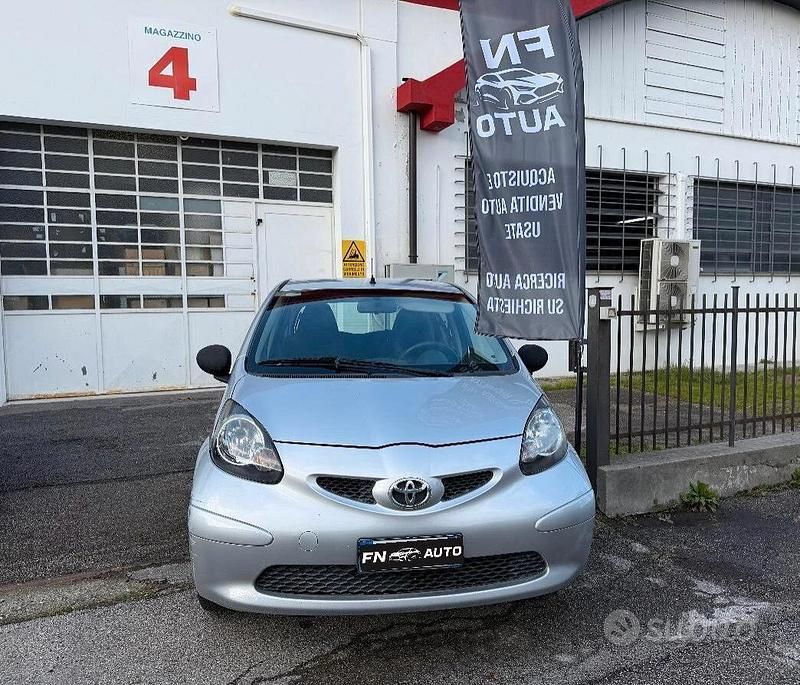 Usata Toyota Aygo 67 CV (49 kW) 2008 Grigio Utilitaria
