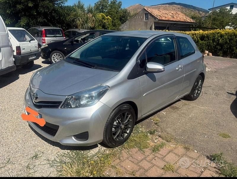 Usata Toyota Yaris 90 CV (66 kW) 2012 Grigio Berlina